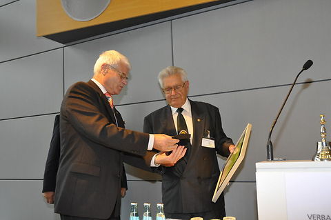 Präsident Hans Rauch (links), überreicht Günther Limmer das goldene Ehrenzeichen.