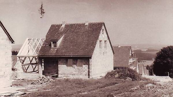 Themenbild: altes Siedlungshaus - Foto schwarz/weiß