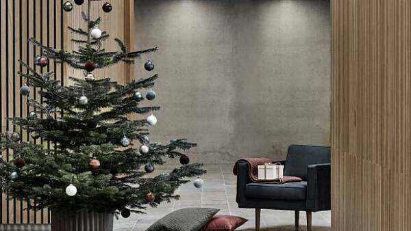 Themenbild: geschmückter Weihnachtsbaum im Wohnzimmer