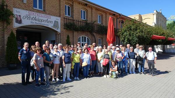 Themenbild: Gruppenfoto vor der Sektkellerei Rotkäppchen in Freyburg