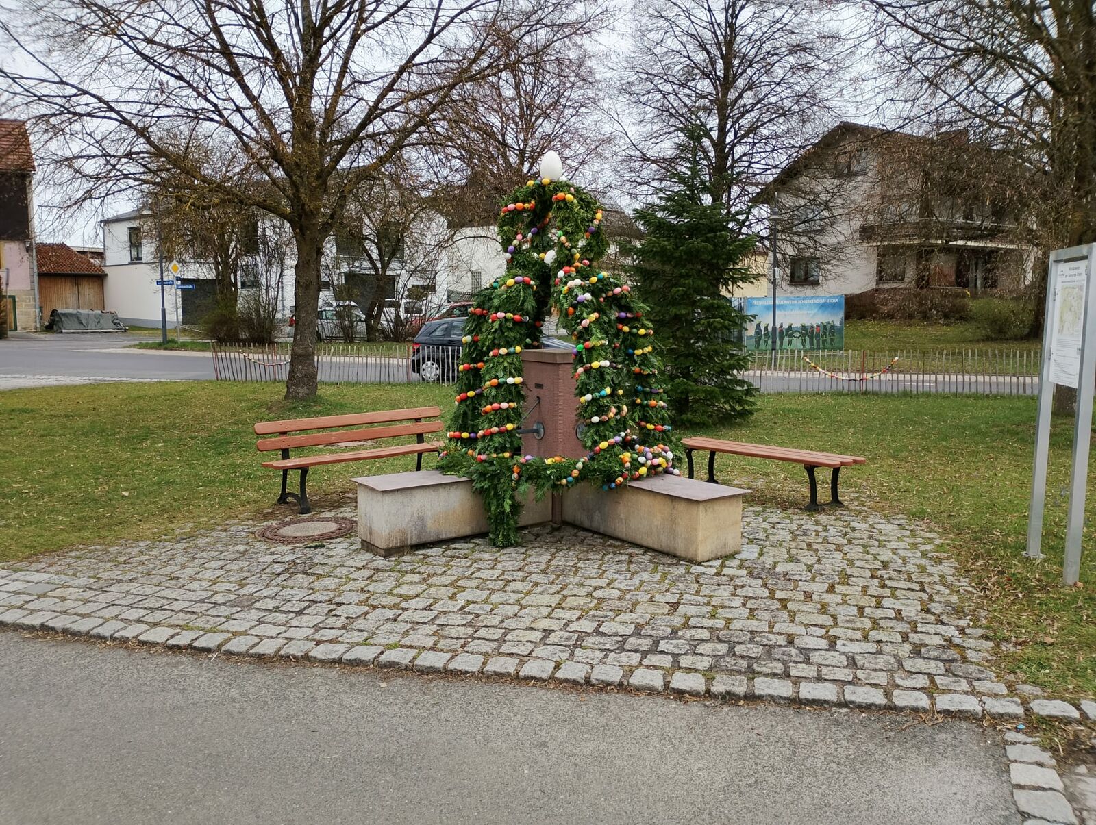 Osterkrone und Dorfbrunnen
