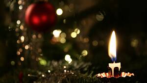 Tannenbaum mit brennender Kerze