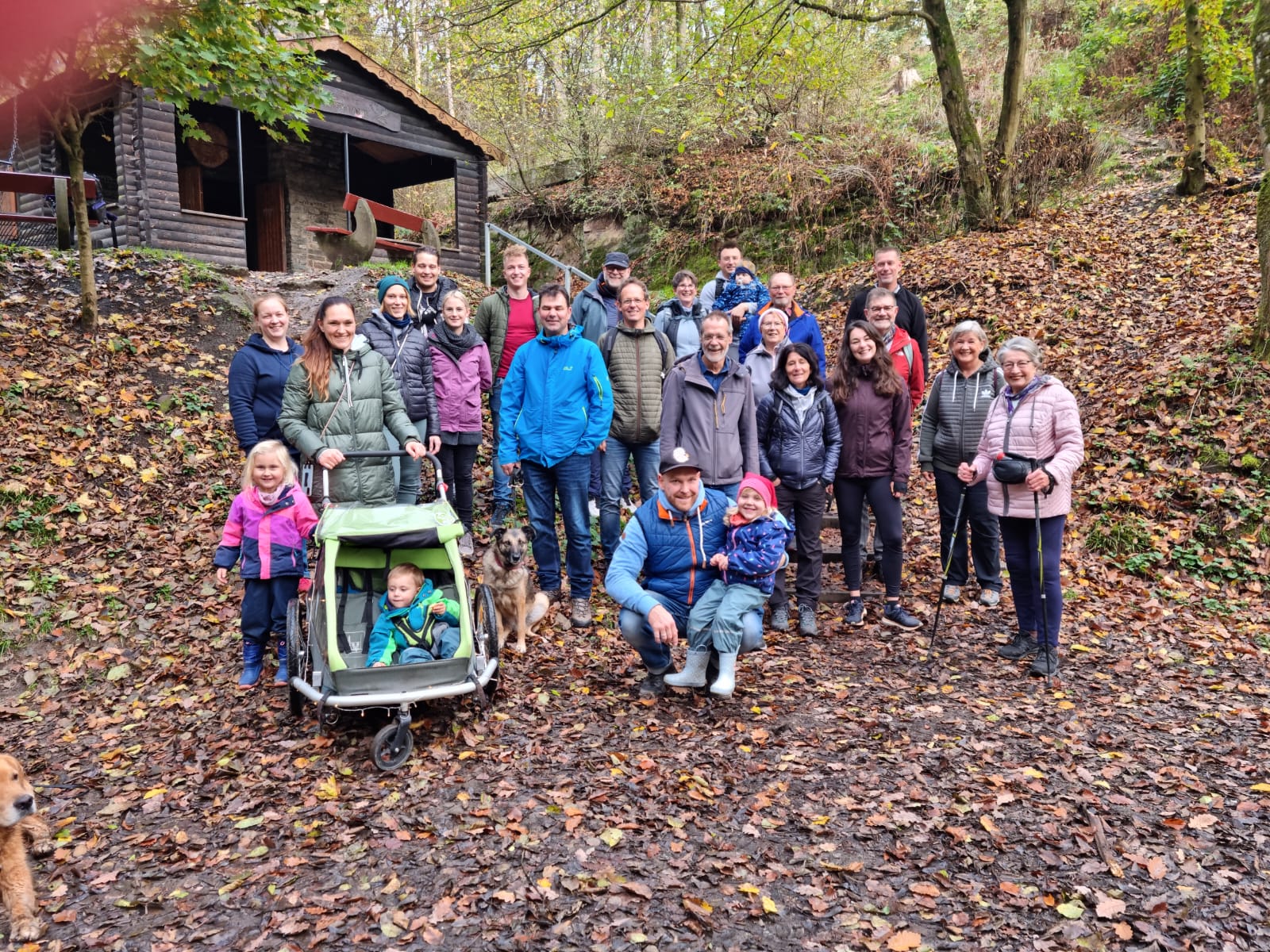 Gruppenfoto an der Schutzhütte