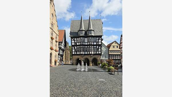 Themenbild: Der Marktpltz von Alsfeld mit dem historischen Rathaus