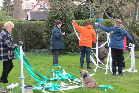 Nun werden noch die Bänder festgebunden.