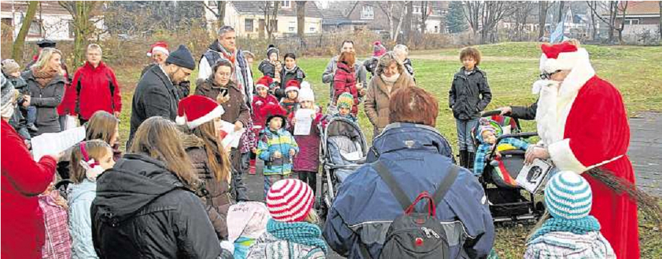 Der Nikolaus beim Verteilen der Geschenke.