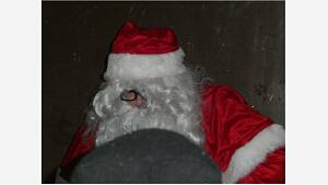 Nikolaus verteilt kleine Geschenke