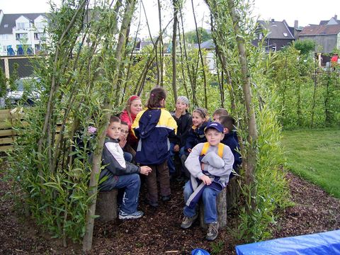 Aus frisch geschnittenen Weidenruten lassen sich im zeitigen Frühjahr leicht lebendige Weidenbauwerke wie Tipi, Tunnel, Kuppel oder Zaun bauen.