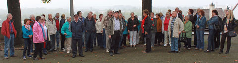 52 Mitglieder der Siedlergemeinschaft Heinsheim auf dem Münsterplatz in Breisach.