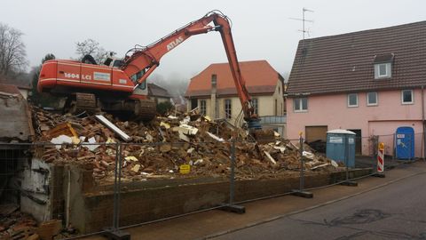 Abrissarbeiten dreier Häuser in der Gundelsheimer Straße