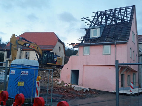 Abrissarbeiten dreier Häuser in der Gundelsheimer Straße.