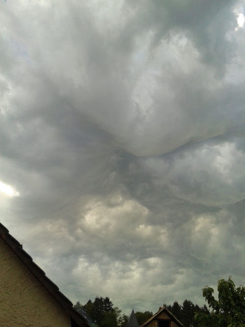 Gewitterwolken über Heinsheim