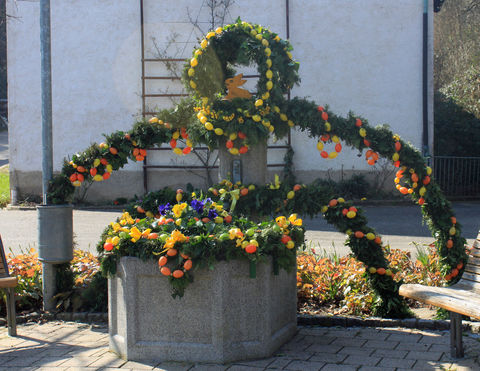 Osterbrunnen und Sonnenschein