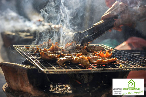 Kommt es beim Grillen mit Holzkohle zu starker Qualm- und Rauchentwicklung, müssen Nachbarn dies nicht hinnehmen.