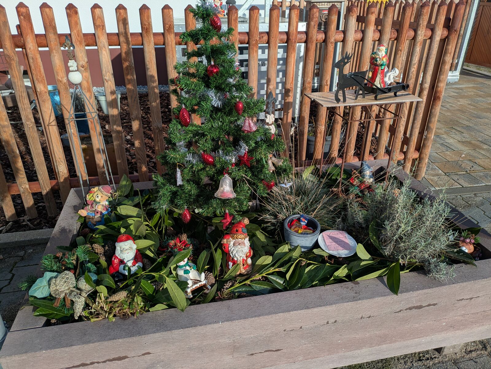 Weihnachtlicher Pflanzkasten in der Marco-Polo-Straße