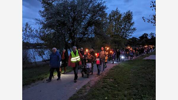 Themenbild: Seeumrundung bei der Fackelwanderung