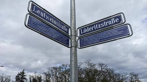 Themenbild: Straßenschild Rheinau Sued