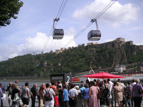 mit der Schwebebahn über den Rhein