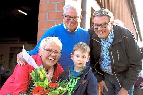 Gewinnerin Markus Aschof sowie Glücksfee Luc Entrup