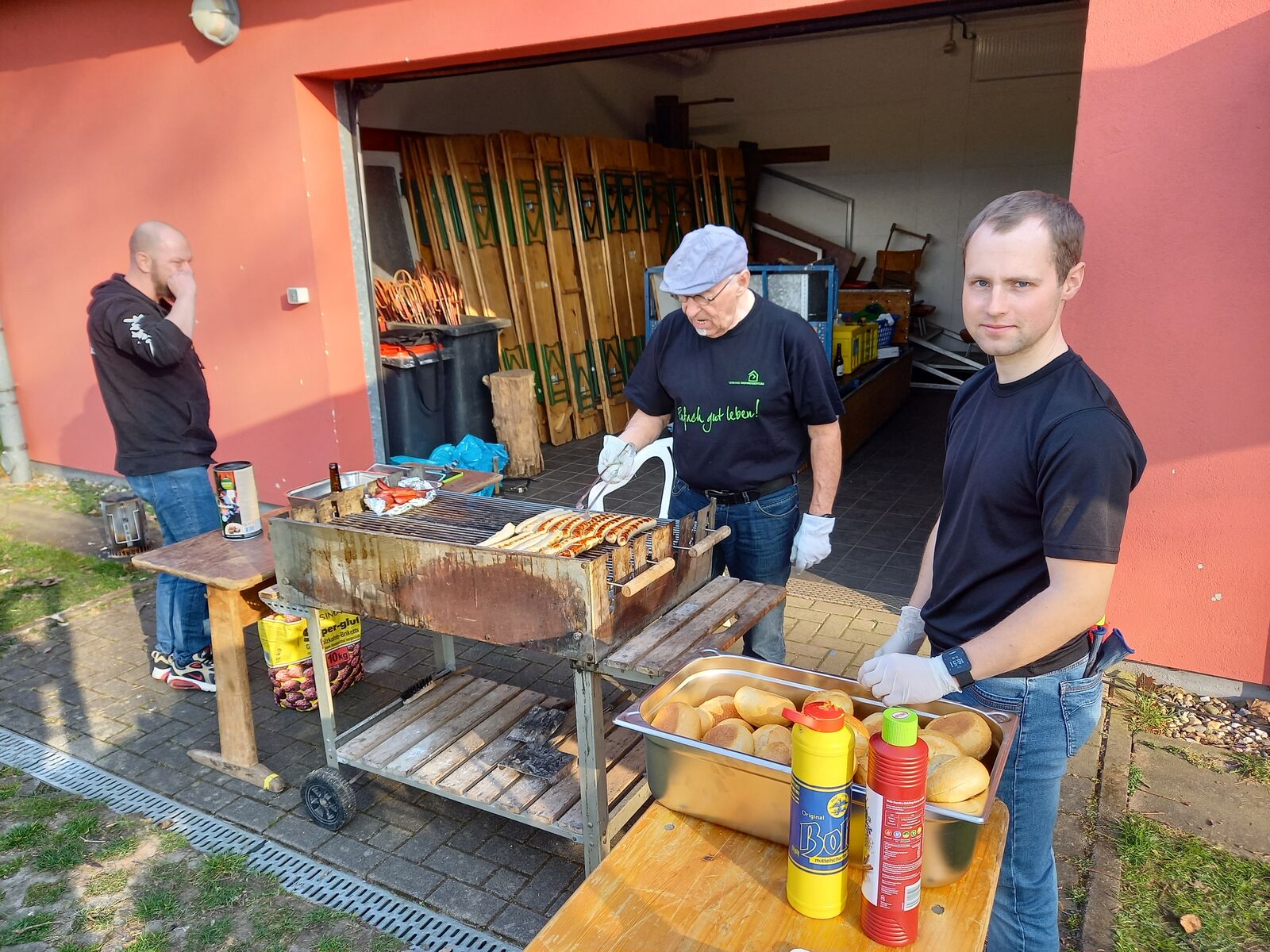 Der Grill wirdeingehizt