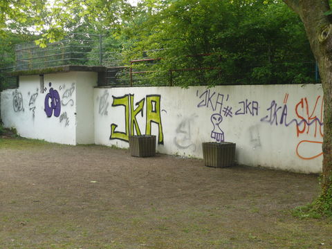 Schutzbunkerwand mit Graffitis