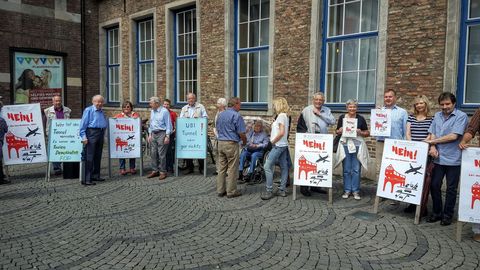 U81 Demo vor dem Rathaus 2.6.16