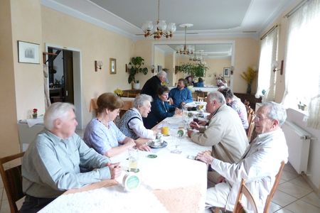 Siedlerfreunde im Gespräch vertieft *