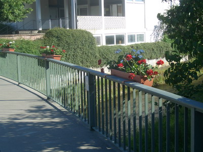 Blumenschmuck an der Brücke