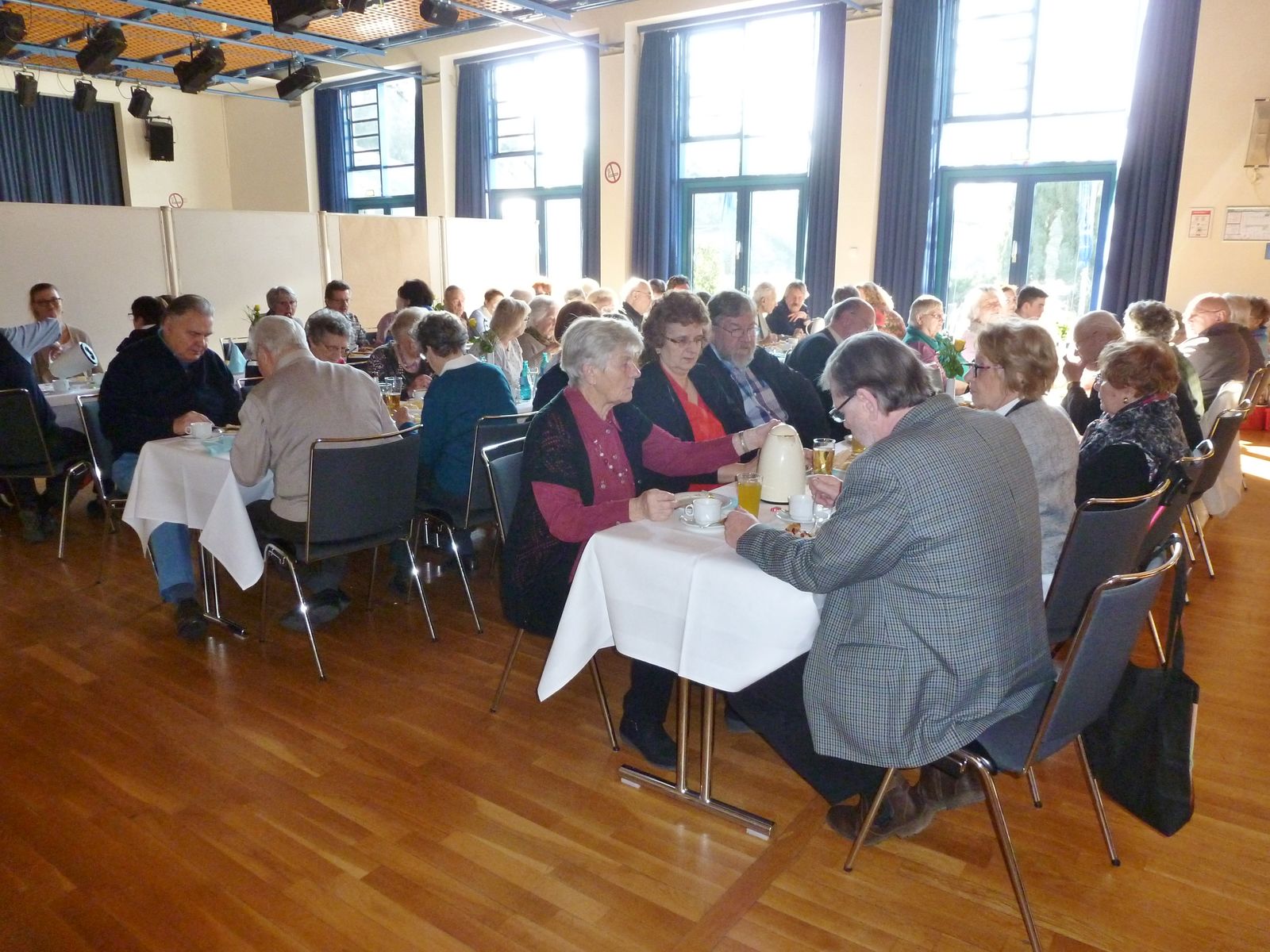 Jubilare bei Kaffee und Kuchen