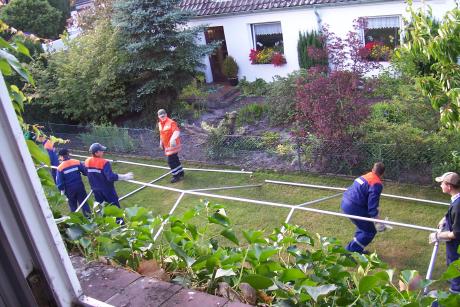 Die Feuerwehr hilft beim Aufbau