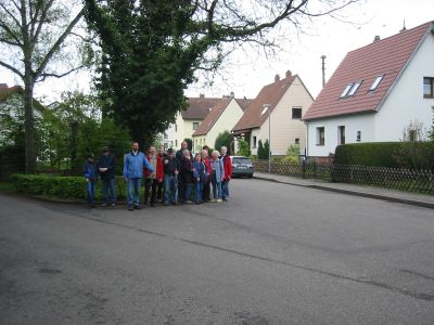 Wandergruppe vor Nußbaum
