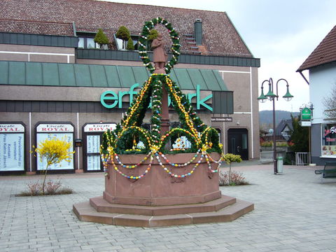 Osterbrunnen am Erfapark 2019