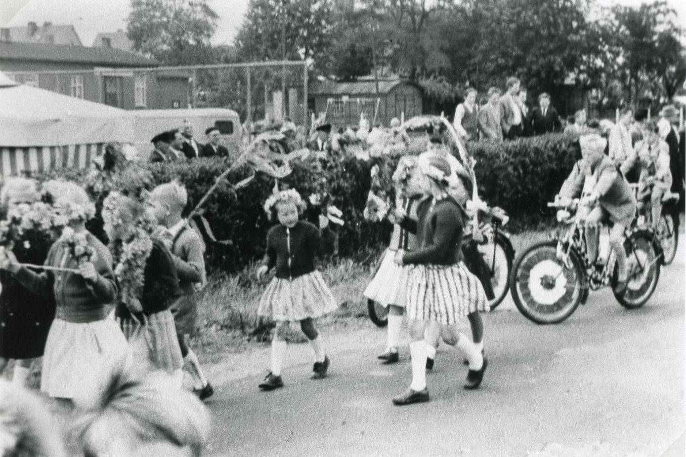 Gruppe von Kindern auf dem Weg zum Festplatz.