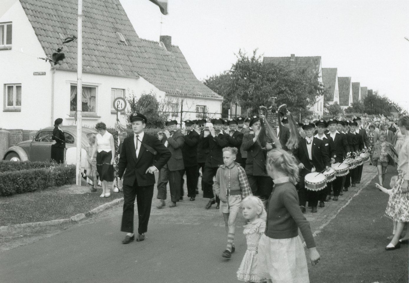 Kapelle auf dem Weg zum Festplatz.