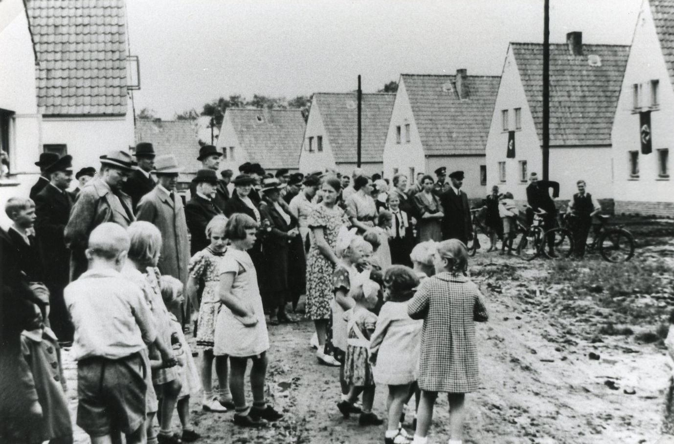Menschengruppe beim Festakt.