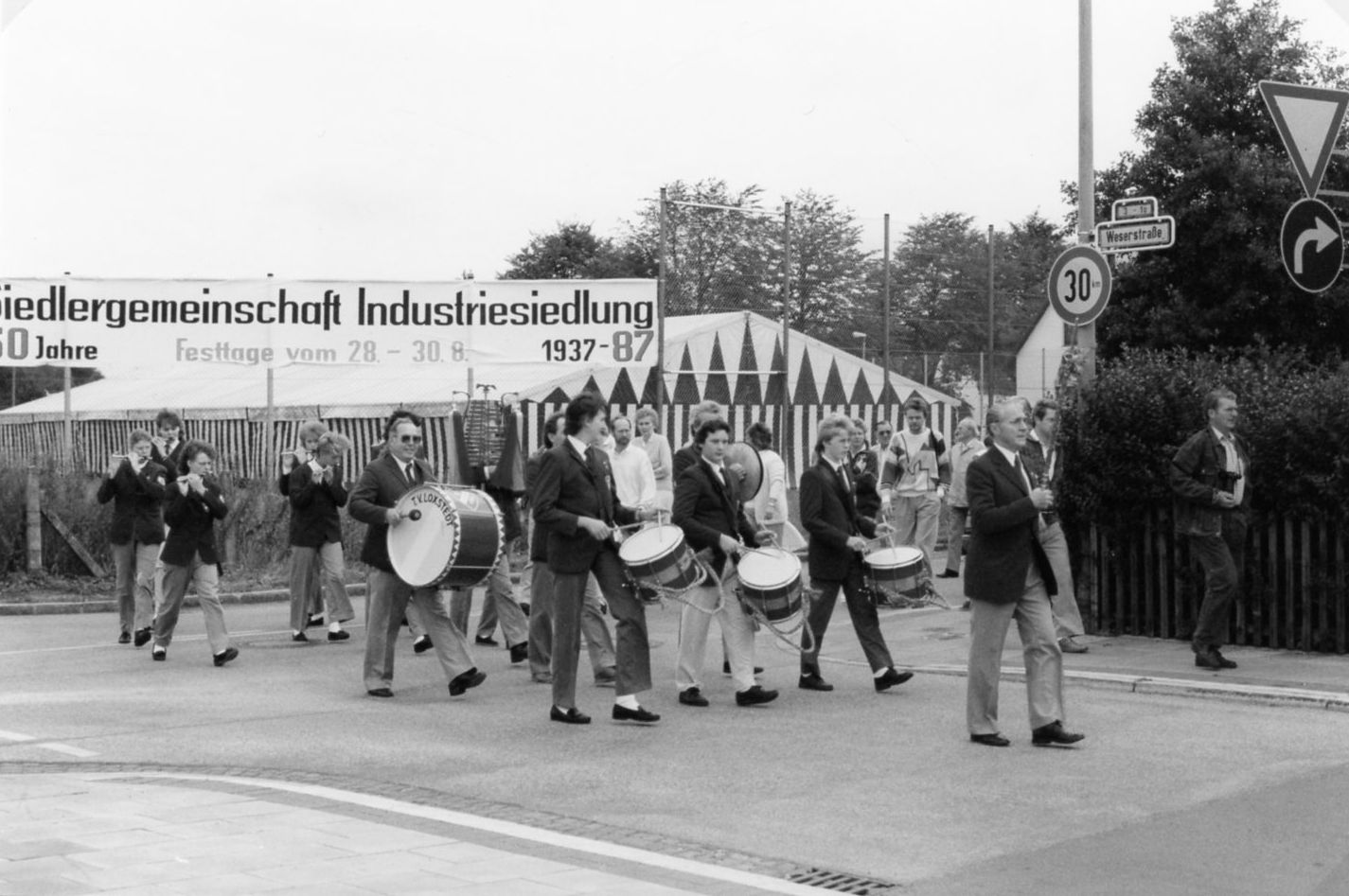 Umzug durch die Siedlung und Bilder vom Festplatz während des dreitägigen Siedlerfestes zum 50-jährigen Bestehen der „Industriesiedlung“