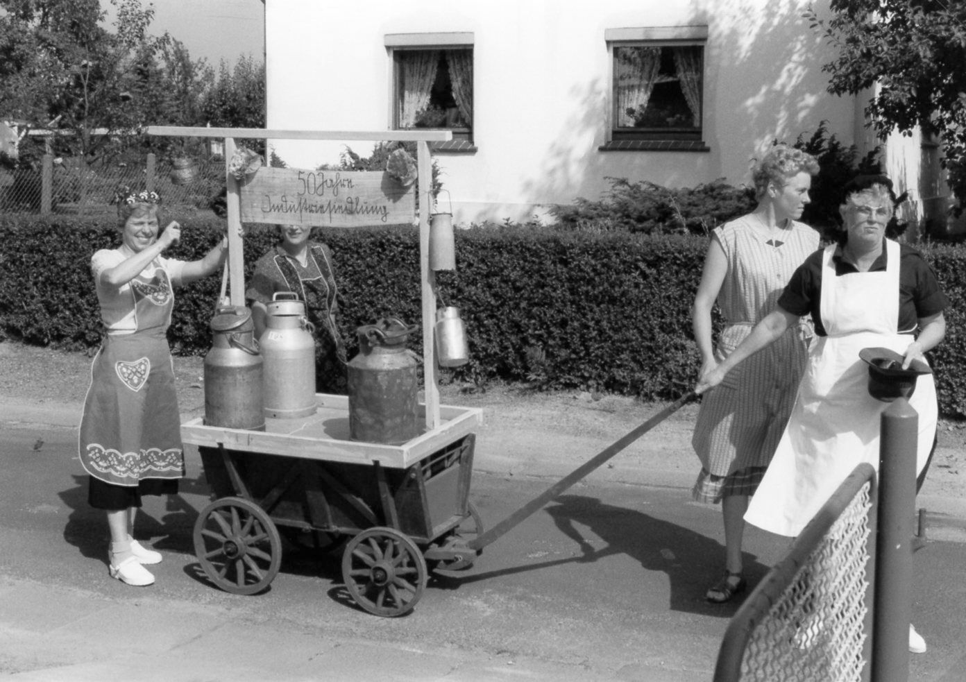 Umzug durch die Siedlung und Bilder vom Festplatz während des dreitägigen Siedlerfestes zum 50-jährigen Bestehen der „Industriesiedlung“