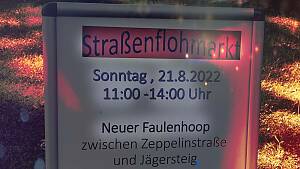 Hinweisschild auf den Flohmarkt