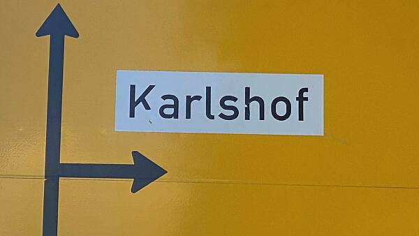 Themenbild: Straßenschild Karlshof