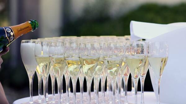 Themenbild: Sekt wird in Gläser eingeschenkt Themenbild: Sekt wird in Gläser eingeschenkt