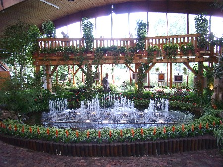 Wasserspiel in der Blumenhalle in Wiesmoor
