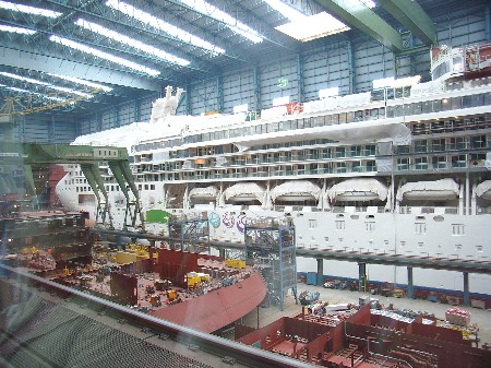 Kreuzfahrtschiff kurz vor der Fertigstellung