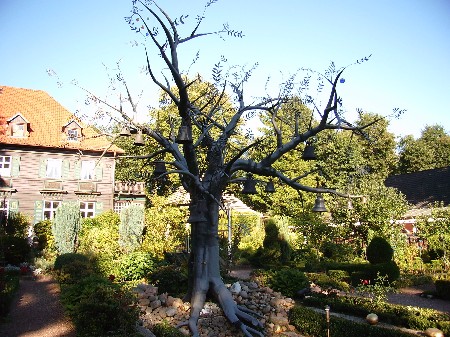 Glockenbaum im Barocken Eisenpark der Iserhatsche