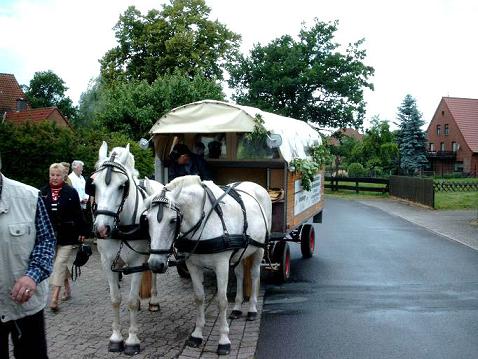 1 Planwagen, vor der Abfahrt.