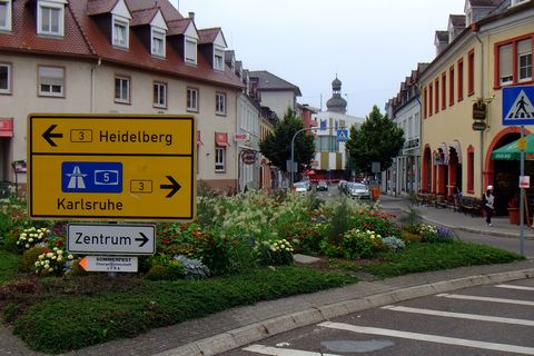 Richtungsweisend - zum Bahnhof nach rechts!-