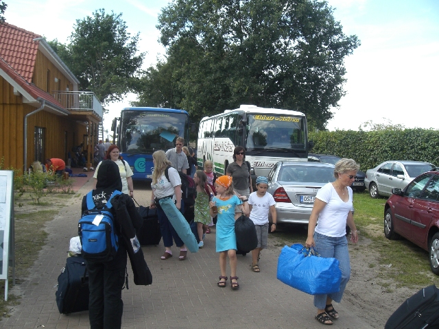 Ankunft mit Bussen und PKW
