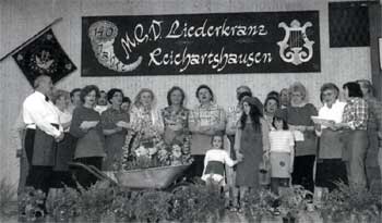Die Siedlergemeinschaft beim Grümpelsingen im April 1985 anlässlich des 140-jährigen Bestehens des MGV 