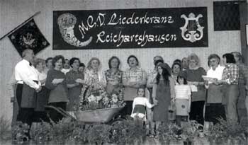 Die Siedlergemeinschaft beim Grümpelsingen im April 1985 anlässlich des 140-jährigen Bestehens des MGV