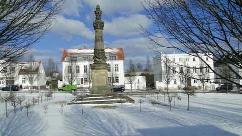 Rügenfahrt - Obelisk im Cirkus Putbus