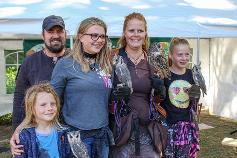 Bianka Wolf und Familie mit ihren Eulen.